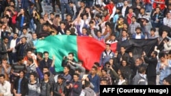 افغان های مهاجر در ایران که برای تماشای رقابت فوتبال افغانستان با عربستان سعودی در ستدیوم حضور یافته اند