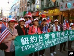 台湾会馆老人中心 (左二为会长周秀琴)