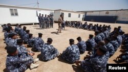 جمعی از داوطلبان عراقی به منظور مبارزه با اسلامگرایان داعش جمع شده اند