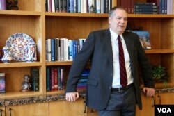 Brigham Young University political scientist Quin Monson says independent presidential candidate Evan McMullin is benefiting in Utah from free media and the missteps of the other candidates. (R. Taylor/VOA)