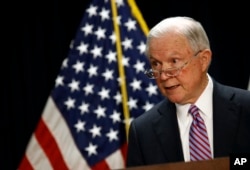 司法部长塞申斯在巴尔的摩的一个新闻发布会上（2017年12月12日）