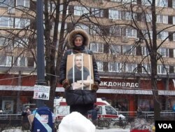 一名妇女在莫斯科支持政治犯的集会上，她胸前的照片是俄罗斯前首富霍多尔科夫斯基。（美国之音白桦拍摄）