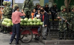 2009年7月15日新疆维吾尔自治区乌鲁木齐市东库鲁克桥清真寺附近的中国武警。