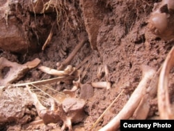 青海玉树悄悄流传着一种说法：这些是在1958年被屠杀的藏人的遗骨(美国印第安纳大学藏学教授Elliot Sperling提供)
