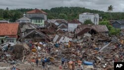 صدها خانه و هوتل در ساحات ساحلی جزایر جاوا و سوماترا ویران شده است