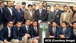 جان فلیپ، سفیر آسترالیا در کابل در میان ملی پوشان کرکت افغانستان