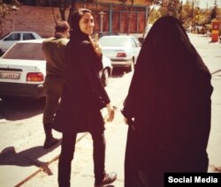 Qadın məmur əli qandallı Röya Sağırini həbsxanaya aparır