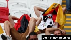 Washabiki wa Ujerumani wakionyesha huzuni baada ya kutolewa Russia 2018.