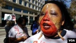 扮僵尸抗议的学生 (美国之音国符拍摄)