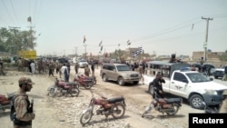 دھماکے کے بعد جائے واقعہ پر سکیورٹی اہلکار موجود ہیں۔