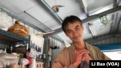 花农吴永濬现在主打游客生意（美国之音记者黎堡摄）