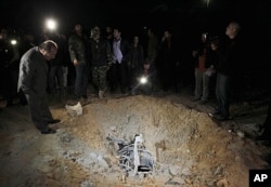 4月23日遭北约轰炸的卡扎菲大院附近的炮弹坑