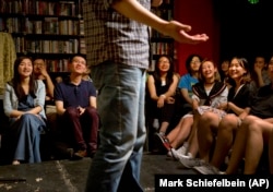 在北京一家书店表演的西方式脱口秀吸引了年轻观众（资料图，2015年5月24日）