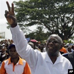Ivory Cost President Laurent Gbagbo shows a peace sign at a rally in Abidjan, 26 Nov. 2010