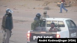 Les policiers arrêtent un manifestation dans une rue de N'Djamena, Tchad, 10 février 2017. (VOA/ André Kodmadjingar)