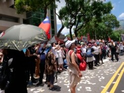 国民党周五(7月17日)在立法院外动员支持者反对立法院迳行针对监委人事案表决 (美国之音/黄丽玲)