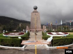 厄瓜多尔首都以北地分南北的赤道纪念碑 （美国之音 申华拍摄）