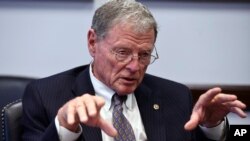 제임스 인호프 미국 상원 군사위원장.