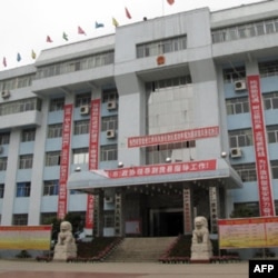 被烧的县政府大楼现已修复