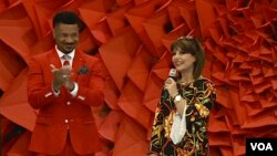 نوشین در کنار ایان ویلیامز بنیانگزار هفته مد دی سی