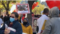 星期六的缅甸抗议人群挤满了缅甸驻洛杉矶总领馆下的人行道。（美国之音2021年3月13日洛杉矶）