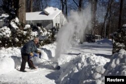 Frenk Kotrel čisti sneg pred kućom u predgrađu Vašingtona, Anandejlu