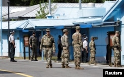 2018年9月7日，韩国和美国军人在韩国非军事区的板门店边境村守卫。