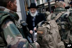 法国士兵在巴黎街头巡逻。（2015年1月14日）
