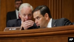 지난달 14일 상원 외교위원회에서 열린 북한 청문회에서 론 존슨 의원(왼쪽)과 마르코 루비오 의원이 대화하고 있다.