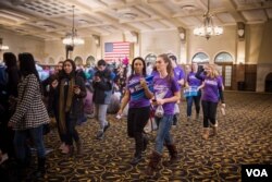 爱奥华大学年轻学生为希拉里·克林顿选战服务。（美国之音记者方正拍摄）