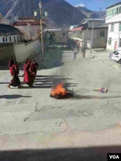 格桑益西自焚现场(美国之音藏语组提供)