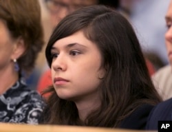 妮可·梅因斯(Nicole Maines)2013年在缅因州最高法院