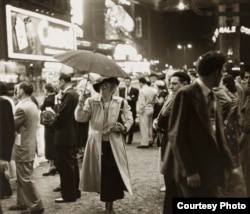 Louis Faurer’s street scenes highlighted the energy of New York City’s nightlife.