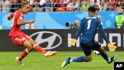 یوسف یوراری، مهاجم سرخ پوش دنمارک حین ضربه زدن به توپ که به گول علیه تیم پیرو انجامید.