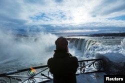 冬日的尼亚加拉大瀑布依然壮观，别有风味。加拿大安大略省的马蹄瀑布附近，有游客照相（2018年1月3日）。