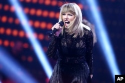 سوئیفت روی صحنه، فوریه ۲۰۱۷