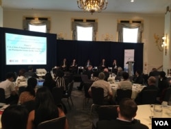 中美研究中心专家讨论美中关系热点问题 (美国之音钟辰芳拍摄)