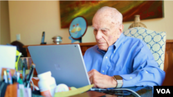 资料照：李敦白2016年在家中接受美国之音专访。