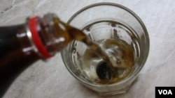 Турецкая пуговица против Coca-Cola. По данным Интернета, пуговица должна была бы раствориться в напитке, чем подтвердилось бы пагубное влияние «газировки» на человеческие желудки