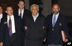 特劳斯-卡恩(中间)因性攻击受指控