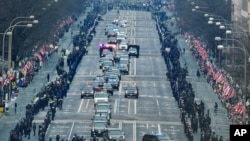 Predsednik Barak Obama i novoizabrani predsednik zajedno su se dovezli predsedničkom limuzinom do Kapitol Hila