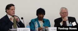 8일 워싱턴에서 열린 북한 인권탄압 모의재판에서 재판부로 나선 마크 하몬 전 크메르루즈 전범재판소 재판관(왼쪽부터), 나비 필레이 전 유엔인권최고대표, 토마스 뷔켄달 전 국제사법재판소 재판관.