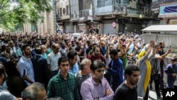 Etirazçılar Tehran bazarında şüarlar səsləndirir. 25 iyun, 2018.