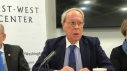 美国外交政策全国委员会访问团成员，前美国在台协会主席薄瑞光2019年12月2日在华盛顿东西中心发表访问北京、台北看法（美国之音锺辰芳拍摄）