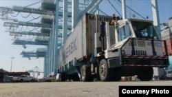 装运集装箱的大卡车（courtesy CSULB )