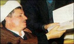 هاشمی ، انجیلی که مک فارلین برای رهبران آورده را نشان می دهد