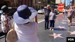 中国游客在好莱坞星光大道留影（美国之音国符拍摄）