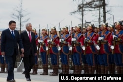 2014年4月10日蒙古乌兰巴托：美国国防部长哈格尔(右)与蒙古国防部长巴特额尔登在检阅仪式上 (国防部照片)