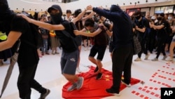 资料照片：香港示威者踩踏中国国旗。(2019年9月22日)