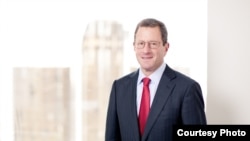 艾瑞泰克的代理律师赛斯·阿荣森